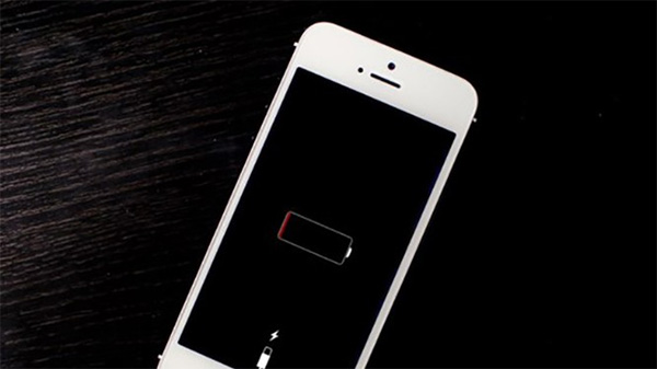 Hạn chế tối đa việc dùng điện thoại kiệt pin rồi mới sạc