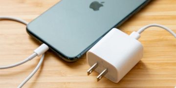 Sử dụng bộ sạc điện thoại chính hãng giúp tăng tuổi thọ pin điện thoại