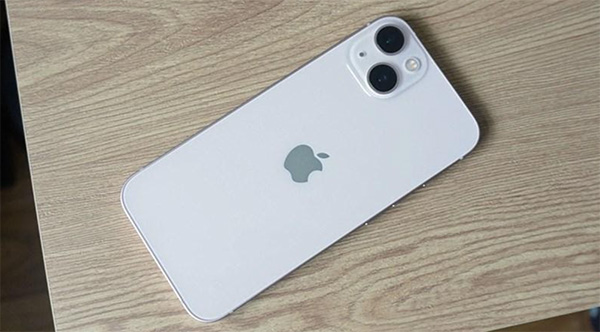 iPhone 13 phiên bản màu trắng.