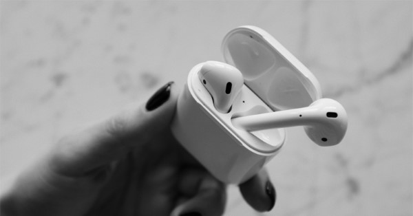 Quan sát đèn LED báo hiệu mức pin trên hộp sạc của Airpods