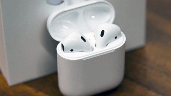 Đặt hộp sạc Airpods vào giữa bề mặt sạc không dây (chuẩn Qi)