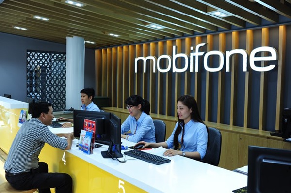 Đến điểm giao dịch của Mobifone để kiểm tra số seri trên thẻ cào